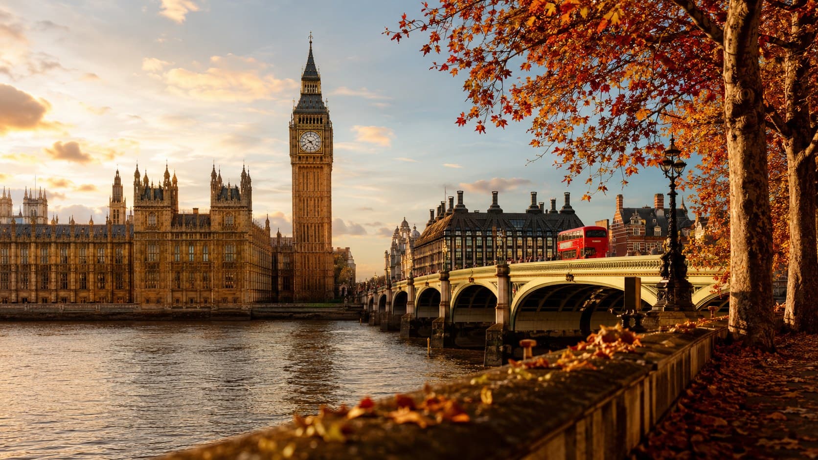 หอนาฬิกา Big Ben และอาคารรัฐสภาริมแม่น้ำเทมส์ กรุงลอนดอน ยามใบไม้เปลี่ยนสีในฤดูใบไม้ร่วง