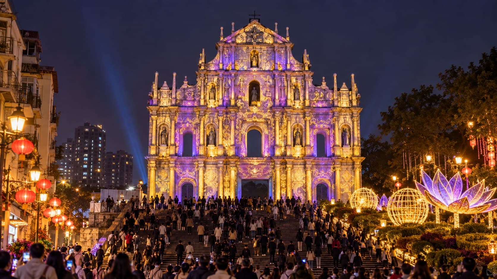 ซากประตูโบสถ์เซนต์พอลในย่านเมืองเก่ามาเก๊าถูกฉายไฟ projection mapping ช่วงเทศกาลแสงสี Macao Light Festival ยามค่ำคืน